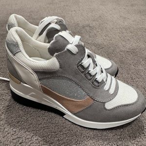 Wedge tennis shoe